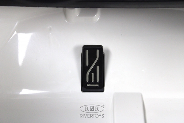 Изображение товара Детский автомобиль RiverToys Range Rover HSE 4WD / Y222YY (белый)