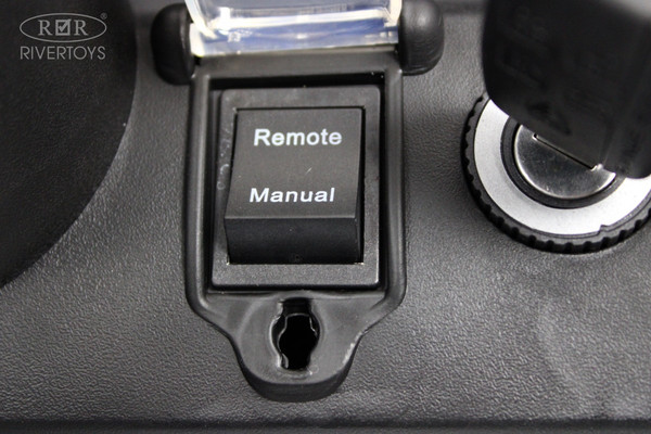 Изображение товара Детский автомобиль RiverToys Range Rover HSE 4WD / Y222YY (черный глянец)