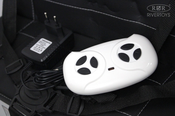 Изображение товара Детский автомобиль RiverToys X004XX (синий глянец)