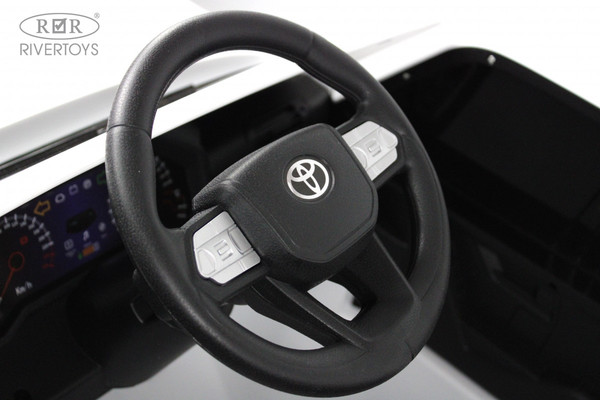 Изображение товара Детский автомобиль RiverToys Toyota Land Cruiser 300 / L999LL (белый)