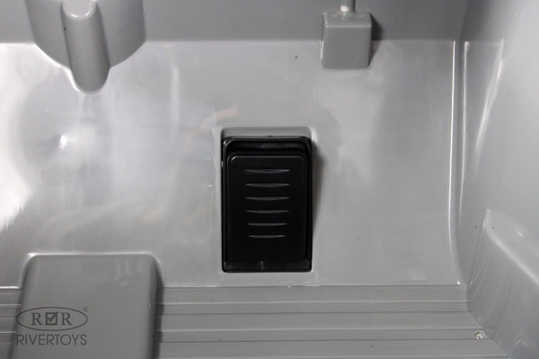 Изображение товара Детский автомобиль RiverToys Toyota Land Cruiser 300 / L999LL (серый)