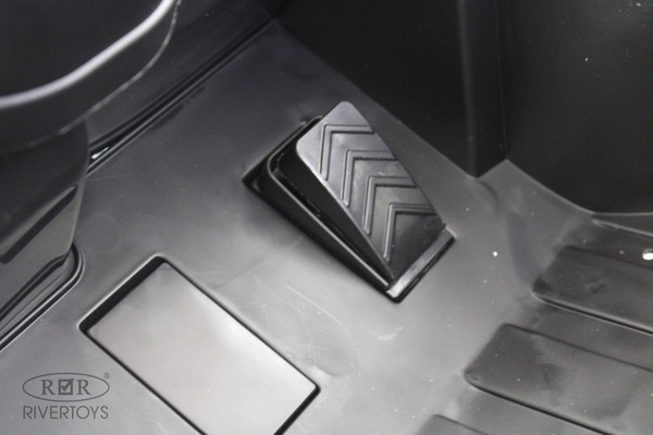 Изображение товара Детский автомобиль RiverToys X888XX (белый)