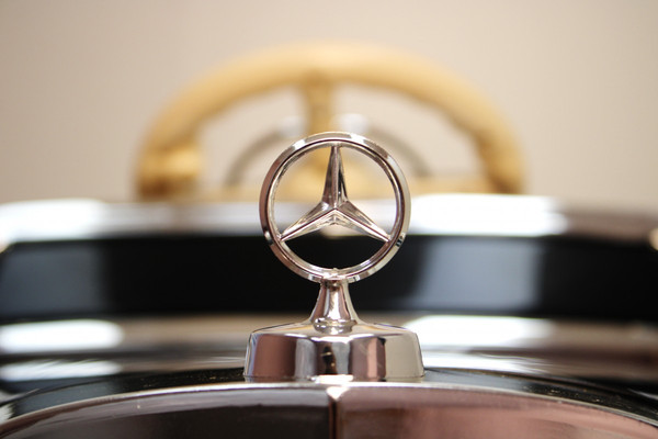 Изображение товара Детский автомобиль RiverToys Mercedes-Benz Typ 540K / M111MM (черный глянец)