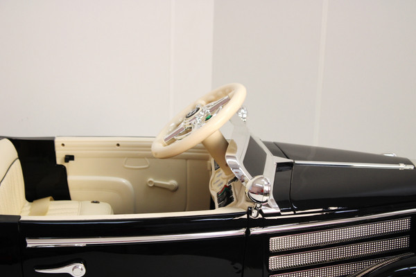 Изображение товара Детский автомобиль RiverToys Mercedes-Benz Typ 540K / M111MM (черный глянец)