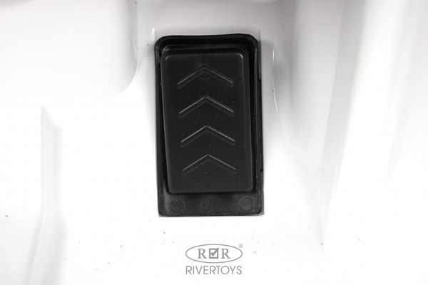 Изображение товара Детский автомобиль RiverToys F333FF (белый)