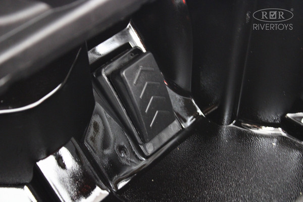 Изображение товара Детский автомобиль RiverToys F333FF (черный глянец)