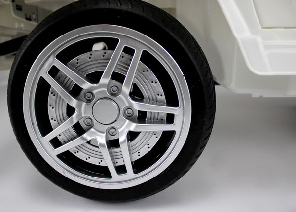 Изображение товара Детский автомобиль RiverToys O004OO Vip (белый)