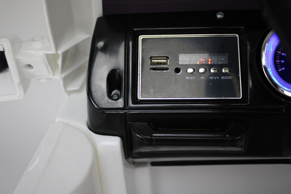 Изображение товара Детский автомобиль RiverToys O004OO Vip (белый)