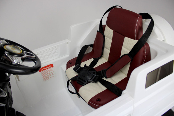 Изображение товара Детский автомобиль RiverToys O004OO Vip (белый)