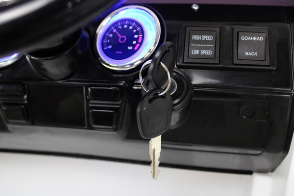 Изображение товара Детский автомобиль RiverToys O004OO Vip (белый)