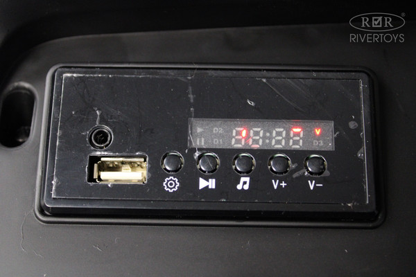 Изображение товара Детский автомобиль RiverToys Mercedes-Benz Unimog Concept P555BP (серебристый глянец)