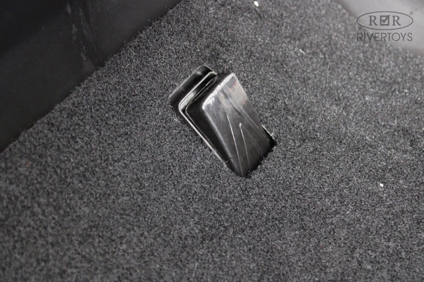 Изображение товара Детский автомобиль RiverToys Mercedes-Benz Unimog Concept P555BP (серебристый глянец)