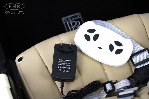 Изображение товара Детский автомобиль RiverToys Rolls-Royce E444EE (черный глянец)