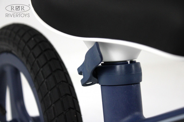 Изображение товара Беговел RiverToys HB-003 (синий/белый)