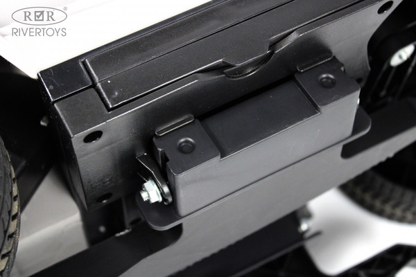 Изображение товара Качалка-каталка RiverToys Mercedes-Benz G63 / Z001ZZ-B (серый бриллиант)