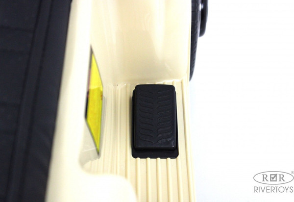 Изображение товара Детский автомобиль RiverToys Mercedes-Benz 300S / LS-128A (бежевый)