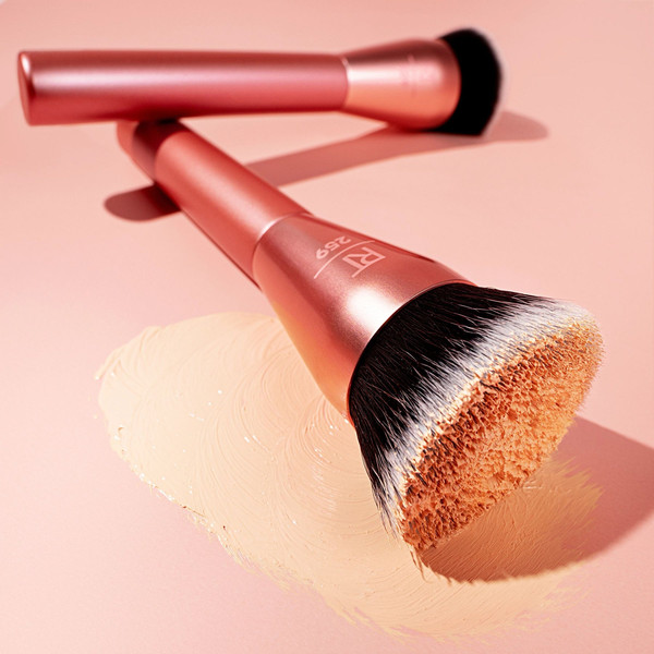 Изображение товара Кисть для макияжа Real Techniques Glow Round Base Brush / RT10012600