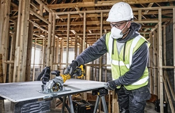 Изображение товара Профессиональная дисковая пила DeWalt DCS571N