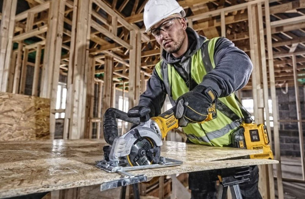 Изображение товара Профессиональная дисковая пила DeWalt DCS571N