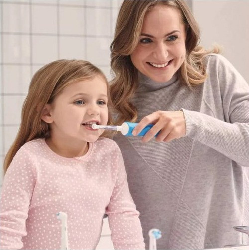 Изображение товара Электрическая зубная щетка Oral-B Vitality Pro Kids Frozen + насадки Frozen 4шт