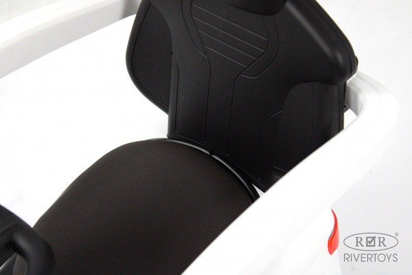 Изображение товара Качалка-каталка RiverToys Mercedes-Benz G63 Z003ZZ-B (белый)