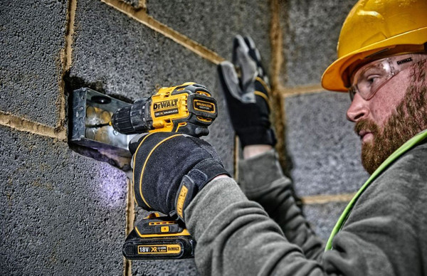 Изображение товара Профессиональная дрель-шуруповерт DeWalt DCD708D2T