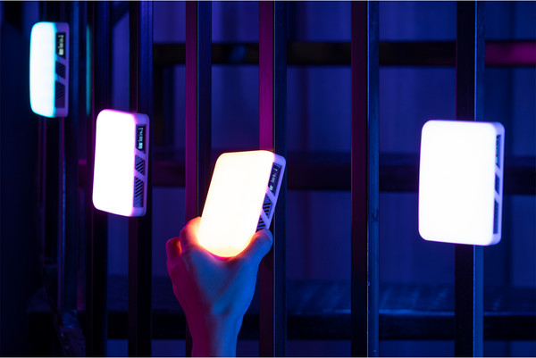 Изображение товара Комплект осветителей студийных Godox Knowled C5R-K8 с зарядным кейсом / 31428