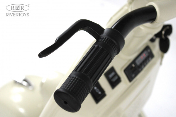 Изображение товара Детский мотоцикл RiverToys Vespa / M888MM (серый)