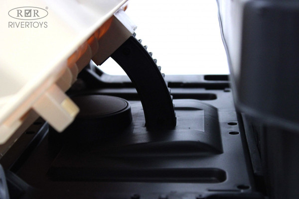 Изображение товара Детский автомобиль RiverToys H005HH (кремовый)