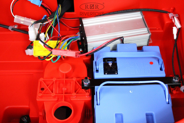 Изображение товара Детский автомобиль RiverToys Audi R8 M333MM (красный)