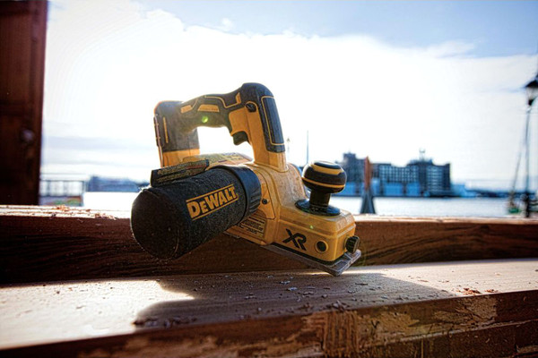 Изображение товара Профессиональный электрорубанок DeWalt DCP580NT-XJ