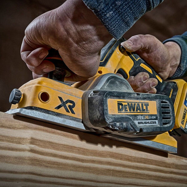 Изображение товара Профессиональный электрорубанок DeWalt DCP580NT-XJ