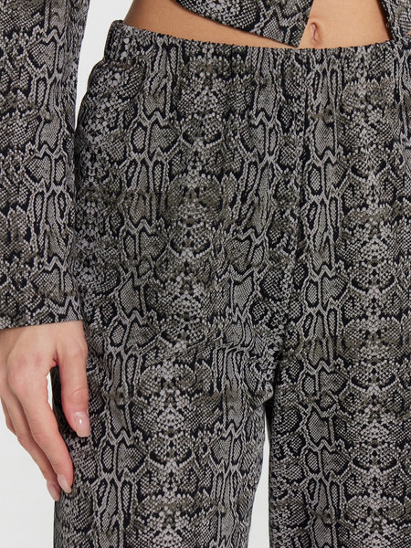 Изображение товара Комплект домашней одежды Mark Formelle 592462 (р.164/170-104-110, змеиный принт)