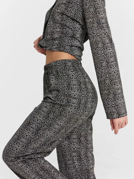 Изображение товара Комплект домашней одежды Mark Formelle 592462 (р.164/170-108-114, змеиный принт)