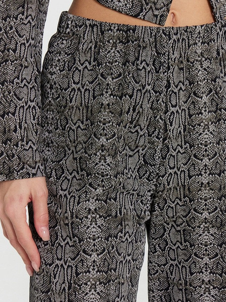 Изображение товара Комплект домашней одежды Mark Formelle 592462 (р.164/170-120-126, змеиный принт)