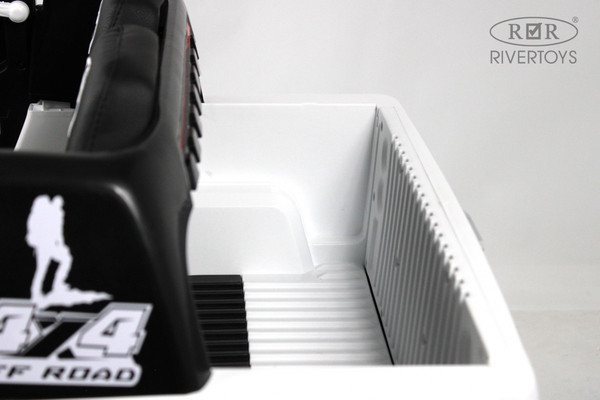 Изображение товара Детский автомобиль RiverToys G444GG (белый)