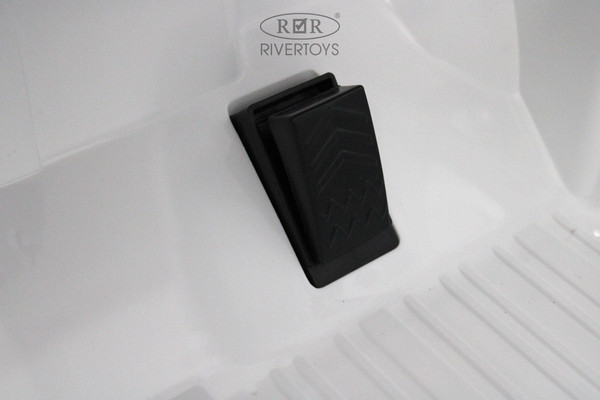 Изображение товара Детский автомобиль RiverToys G444GG (белый)