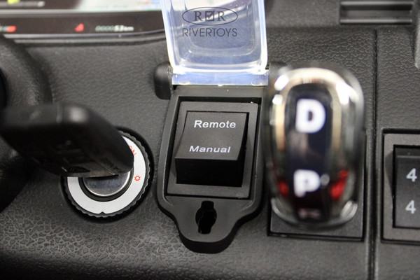 Изображение товара Детский автомобиль RiverToys Y999YY (зеленый глянец)