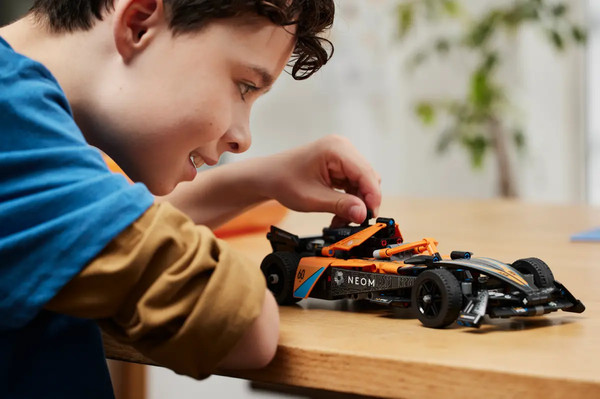 Изображение товара Конструктор Lego Technic Гоночный автомобиль Neom Mclaren Формулы E 42169