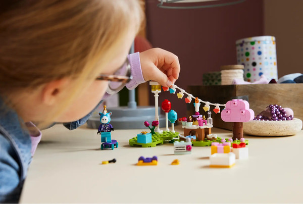 Изображение товара Конструктор Lego Animal Crossing День рождения Джулиана 77046