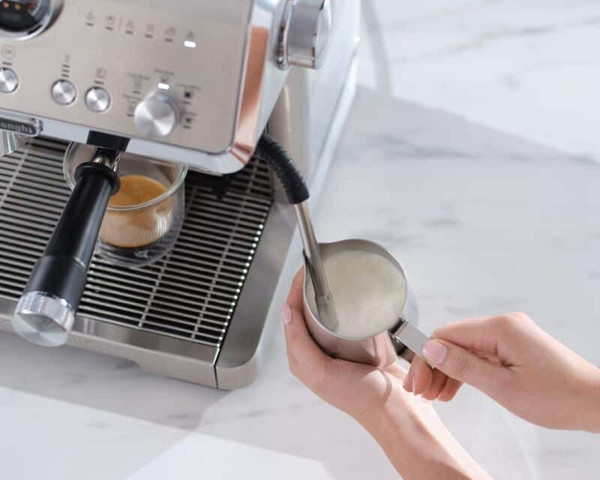 Изображение товара Кофеварка эспрессо DeLonghi EC9555.M