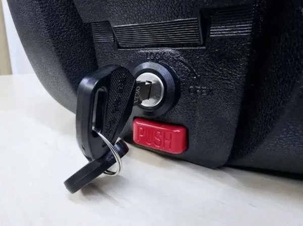 Изображение товара Кофр для мотоцикла AVM 818 (металлик)