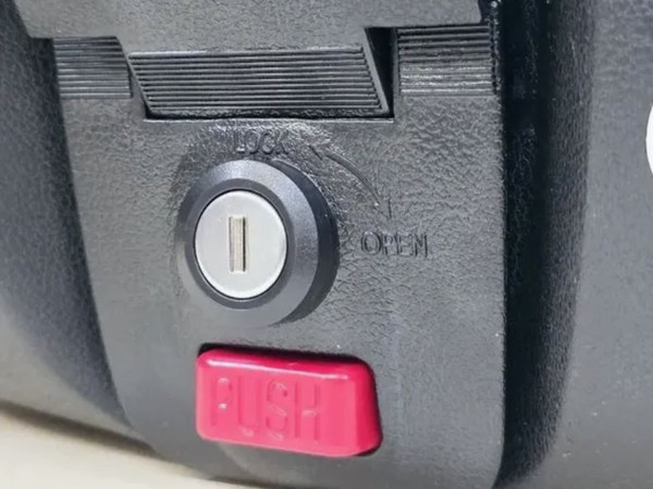 Изображение товара Кофр для мотоцикла AVM 818 (металлик)