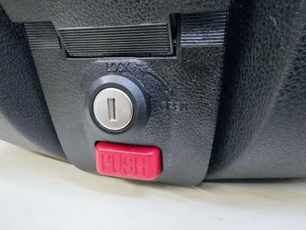 Изображение товара Кофр для мотоцикла AVM 818 (металлик)