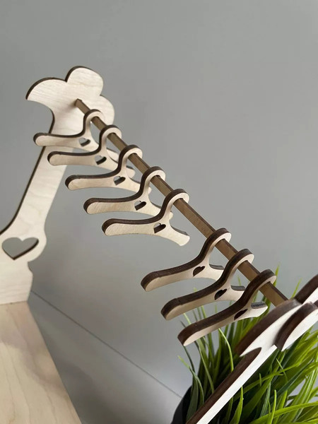 Изображение товара Набор аксессуаров для куклы ОМурМебель Вешалка с 8 плечиками