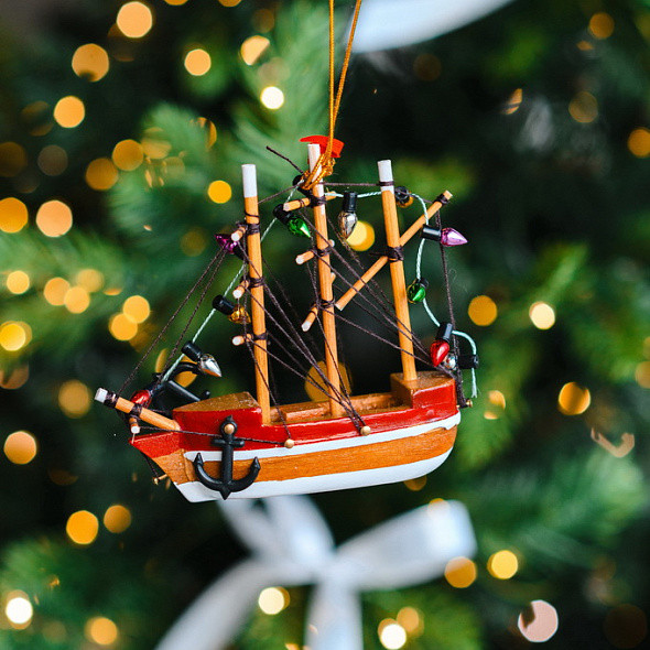 Изображение товара Елочная игрушка Kurt S. Adler Christmas 2024. Корабль с красной полосой / D4488_1