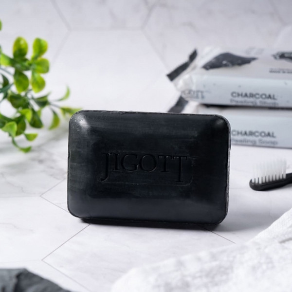 Изображение товара Мыло твердое Jigott Charcoal Scrub Soap для лица и тела с древесным углем (150г)