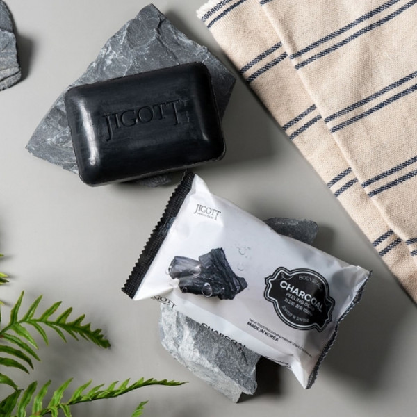 Изображение товара Мыло твердое Jigott Charcoal Scrub Soap для лица и тела с древесным углем (150г)