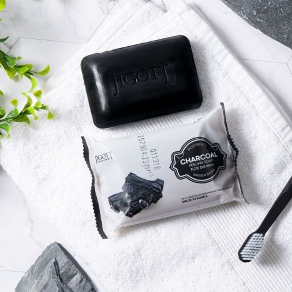 Изображение товара Мыло твердое Jigott Charcoal Scrub Soap для лица и тела с древесным углем (150г)