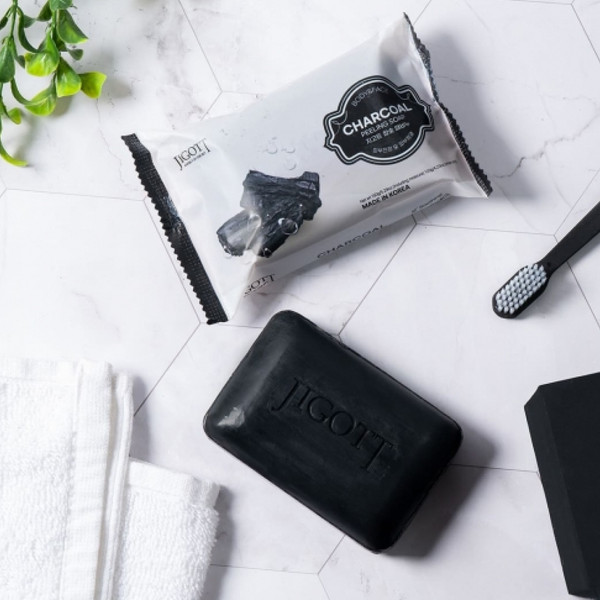 Изображение товара Мыло твердое Jigott Charcoal Scrub Soap для лица и тела с древесным углем (150г)
